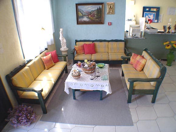 CARAVOS HOTEL & STUDIOS