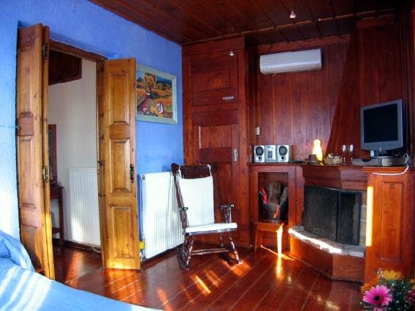 AMMOS BEACH STUDIOS AND SUITES